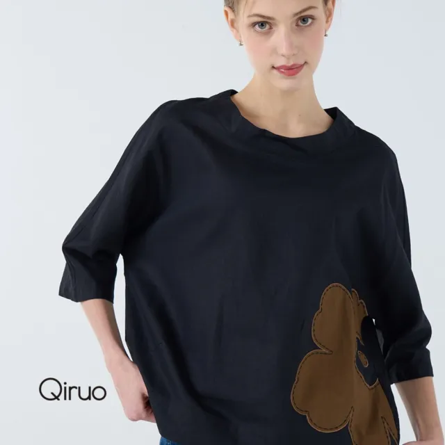【Qiruo 奇若名品】棉麻質感七分袖大圓弧領 寬鬆古風腰間車縫大花 黑色上