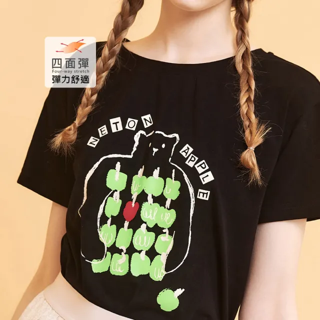 【OUWEY 歐薇】大熊蘋果後領鍊條棉質T恤(黑；S-L；3252151217)
