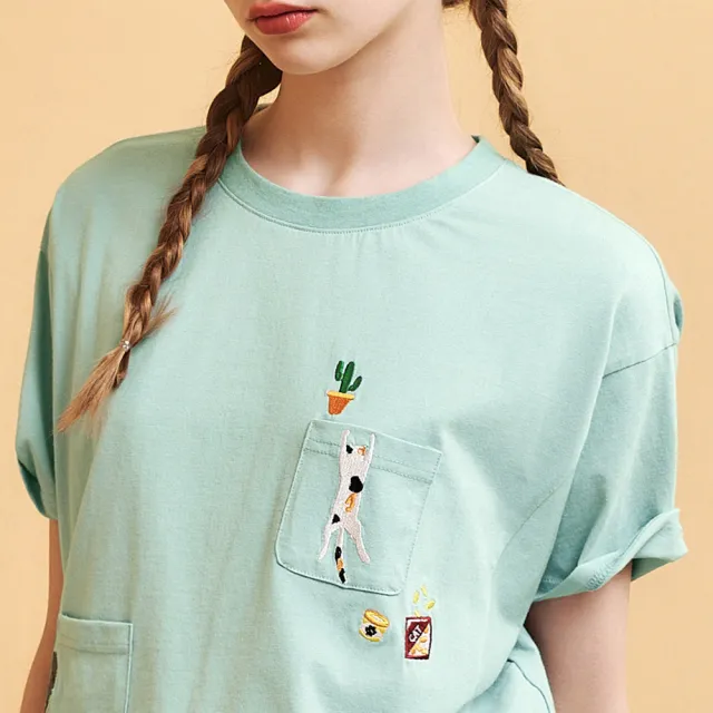 【OUWEY 歐薇】貓咪刺繡落肩反摺袖純棉T恤(淺綠；S-L；3252161214)