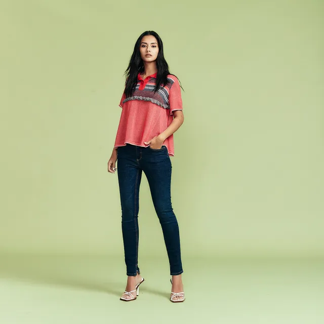 【ICHE 衣哲】Cop.Copine 紅漾晨曦．條紋荷葉領Polo造型針織上衣(兩色)