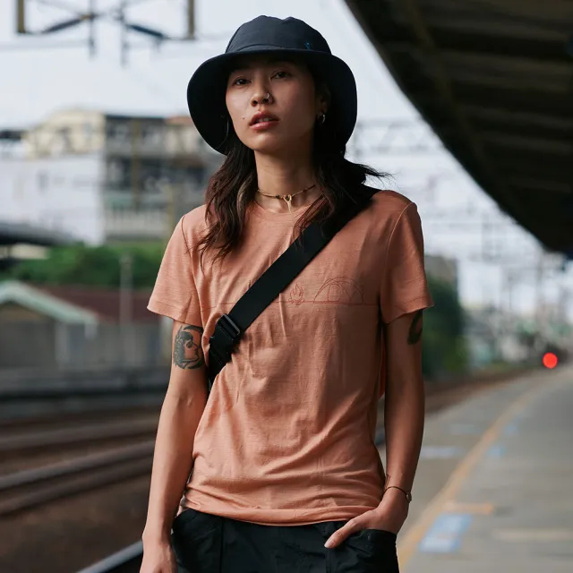 【Icebreaker】女 Tech Lite 圓領短袖上衣/露營營火-150(美麗諾羊毛/戶外運動/登山健行/排汗衣/機能上衣)