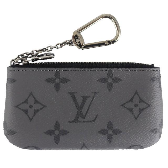 LV LOUIS VUITTON路易威登 M80905 Monogram 黑灰色老花鑰匙零錢包 LV LOUIS VUITTON 路易威登 M80905 黑灰色老花鑰匙零錢包,採用高質感帆布與牛皮製成,經典老花圖案設計,拉鍊式開口,輕便實用,附原廠包裝盒與防塵套,適合女性日常攜帶。