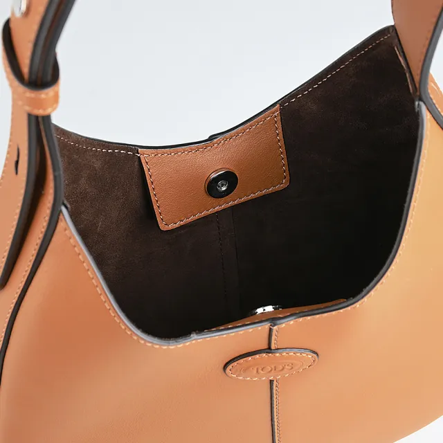 【TOD’S】Tods Di Bag壓印LOGO荔紋設計滾邊小牛皮吸釦式手提新月包(迷你/卡其)