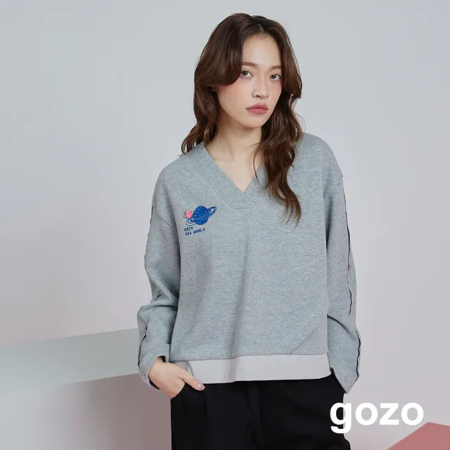 【gozo】星球刺繡織帶V領大學T(兩色)