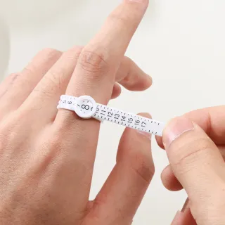 【Dagebeno荷生活】任意彎曲軟尺設計戒圍測量尺 立體刻度自帶放大鏡戒圍測量軟尺(1入)