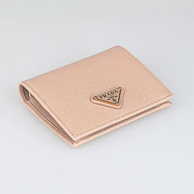 【PRADA 普拉達】PRADA SAFFIANO三角牌LOGO防刮小牛皮4卡釦式對折短夾(灰塵粉)