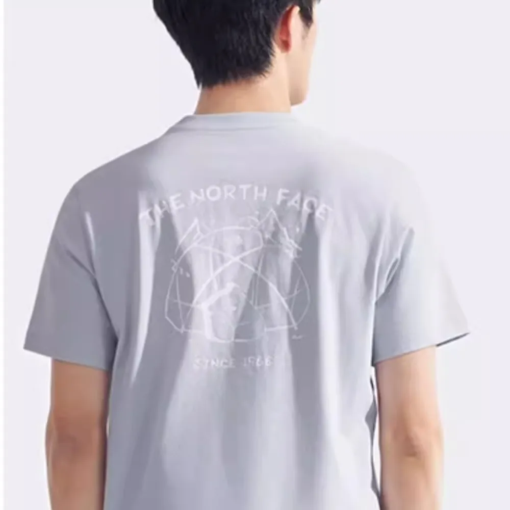 【The North Face 官方旗艦】北面男女款紫色純棉大尺寸印花短袖T恤｜8EYN0TI