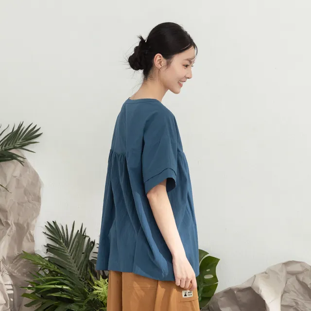 【MOSS CLUB】玻璃窗花刺繡暗門襟細褶圓領短袖上衣(藍 綠)