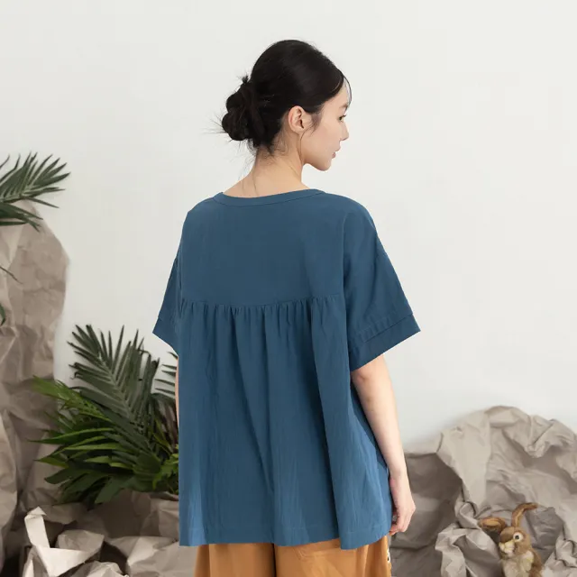 【MOSS CLUB】玻璃窗花刺繡暗門襟細褶圓領短袖上衣(藍 綠)