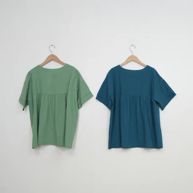【MOSS CLUB】玻璃窗花刺繡暗門襟細褶圓領短袖上衣(藍 綠)