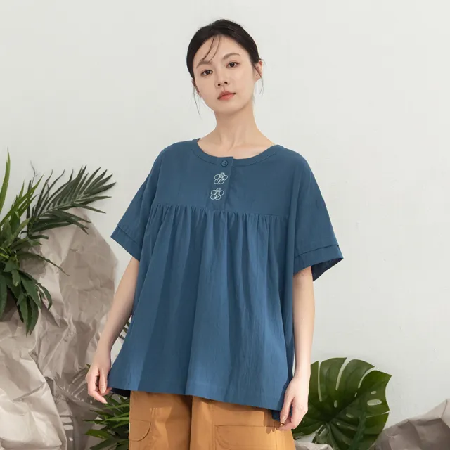 【MOSS CLUB】玻璃窗花刺繡暗門襟細褶圓領短袖上衣(藍 綠)