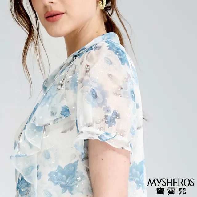 【MYSHEROS 蜜雪兒】雪紡造型上衣 水墨渲染花卉印花 圓翻領珍珠吊墜裝飾(淺藍)