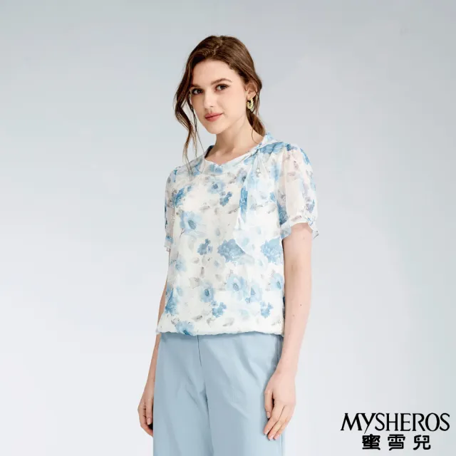 【MYSHEROS 蜜雪兒】雪紡造型上衣 水墨渲染花卉印花 圓翻領珍珠吊墜裝飾(淺藍)