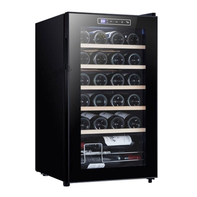 LEZUN 樂尊 70L 紅酒冷藏櫃，24瓶裝設計，採用鋼化玻璃門與節能壓縮機，實現恆溫恆濕精準控制。風冷無霜技術確保內部空間保持乾淨與黃金儲存環境，並具備斷電記憶功能，讓您的珍藏酒款維持最佳狀態。適合居家或小型酒窖使用，是紅酒收藏愛好者與日常飲用者的專業級儲存解決方案。