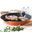 【Le Creuset】琺瑯鑄鐵鍋單柄圓煎盤23cm(藍鈴紫/綠光森林/燧石灰 3色選1)