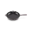 【Le Creuset】琺瑯鑄鐵鍋單柄圓煎盤23cm(藍鈴紫/綠光森林/燧石灰 3色選1)