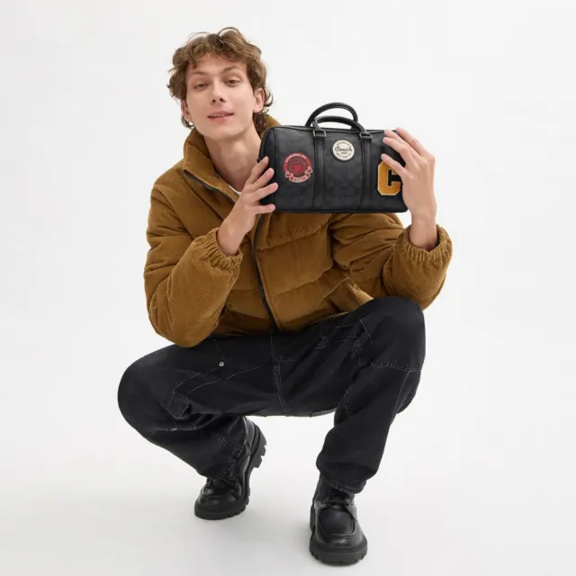 【COACH】蔻馳官方直營 VENTURER 27 經典 SIGNATURE 帆布與徽章旅行袋 旅行包 行李袋 斜背包-炭黑色(CY821)