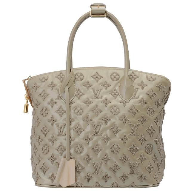 LV LOUIS VUITTON路易威登 M40601 走秀款 Monogram LOCK IT 細繡線漆皮手袋 / 手提包 LV 路易威登 M40601 走秀款 Monogram LOCK IT 細繡線漆皮手提包,咖啡色系設計,採用高品質牛皮製作,內附原廠防塵套。尺寸為上長35cm X 底長28cm X 寬15cm X 高26cm,提把垂直至包身7cm,適合女性日常使用,拉鍊式開口,內有1個內袋,無外部夾層與底珠,不適合放置A4檔案。來自歐洲原廠,商品狀況為展示品。