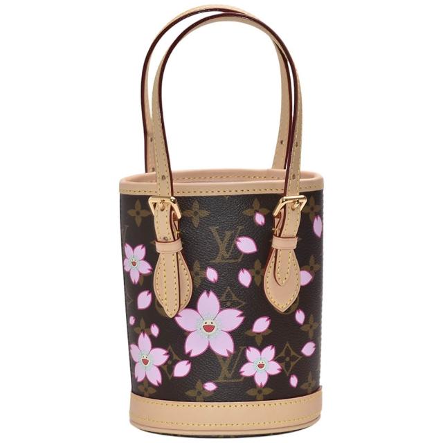 全新 LOUIS VUITTON 路易威登 M13417 TM Nano Bucket 系列皮革迷你肩揹包，採用高質牛皮與帆布製成，咖啡色系與卡其色系選擇，輕便實用。配有原廠防塵套，尺寸為長13cm、寬19cm、高17cm，提把高度12cm，背帶長度可調整40~52公分，適合女性日常使用，開放式開口設計，無內外夾層，無底珠，不適合放A4檔案。來自法國製造，歐洲來源，是時尚與實用兼具的經典配件。