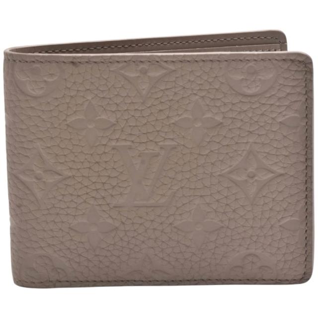 LV LOUIS VUITTON路易威登 M13890 經典 MULTIPLE Taurillon 壓花牛皮交叉式卡夾短夾 全新 LOUIS VUITTON 路易威登 M13890 經典 MULTIPLE Taurillon 壓花牛皮交叉式卡夾短夾,卡其色系設計,外層與內層皆為高質感牛皮,採用掀開式開口,內有 9 個夾層,適合女性日常使用,原廠防塵套與包裝盒完整,來自歐洲法國正廠出貨。