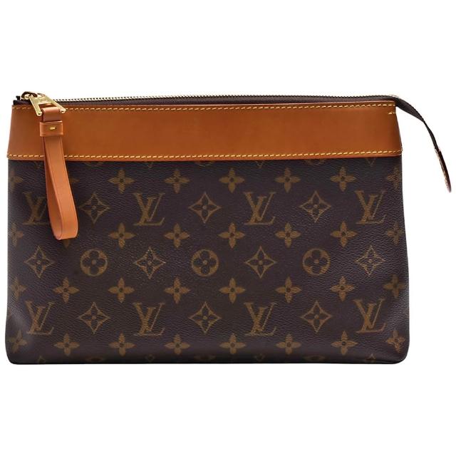 LV LOUIS VUITTON 路易威登 M14057 經典 Pochette Voyage Souple 手拿包，採用咖啡色系印花帆布與牛皮拼接設計，展現品牌經典風格。尺寸為30x7.5x21cm，適合日常搭配使用。內附3個內袋，方便收納小物。原廠防塵袋與包裝盒齊全，來自法國原廠，為歐洲進口商品。拉鍊式開口設計，安全且易於取用。無外部與內部夾層，無底珠，不支援放入A4檔案。適合女性使用，簡約時尚，是出街或日常出勤的理想選擇。