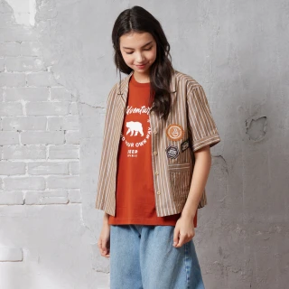 【JEEP】女裝 條紋趣味繡章短袖襯衫(卡其色)