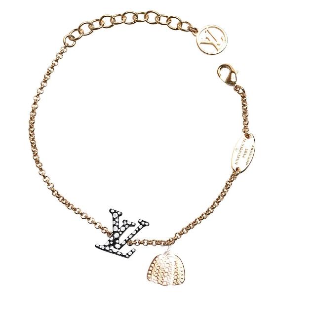 時尚百搭的 LV 聯名 YK ICONIC INFINITY DOTS 系列手鍊，以經典標誌為設計靈感，搭配獨特圓點點綴圖案，展現高階時尚風格。採用高品質合金材質打造，全長約 18cm，附原廠防塵套與包裝盒，適合日常佩戴與收藏。