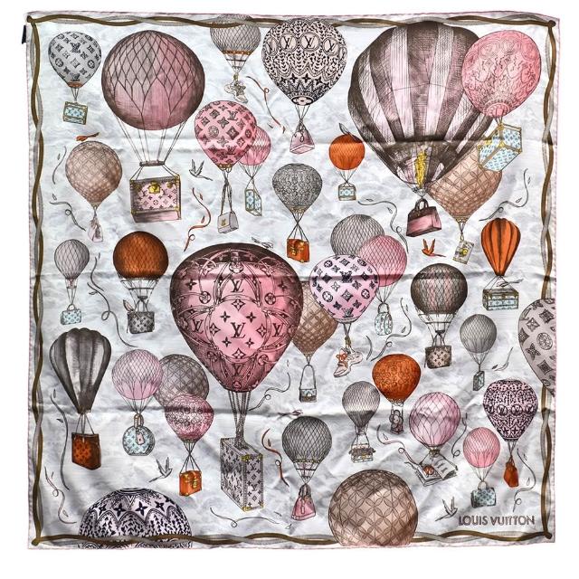 這款 LV LOUIS VUITTON 路易威登 M78793 Up And Away 90 熱氣球印花絲巾，以經典熱氣球圖案為設計靈感，展現品牌獨有的奢華風格。採用高品質絲材製成，觸感柔滑，適合搭配各式服裝，增添時尚氣息。商品為全新狀態，附原廠包裝盒，來自義大利製造，源於歐洲，是收藏與日常配飾的理想選擇。
