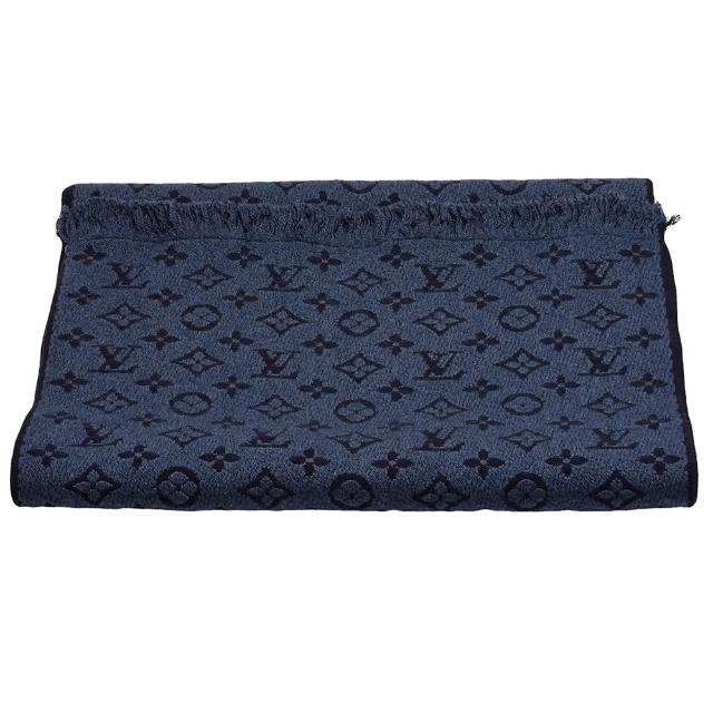 LV LOUIS VUITTON路易威登 M78525 經典 Monogram 織花 CLASSIC 羊毛圍巾/披肩 高品質的 LOUIS VUITTON 路易威登 M78525 經典 Monogram 織花羊毛圍巾/披肩,採用 100% 羊毛材質,適合女性使用。此商品來自義大利製造,歐洲來源,擁有原廠包裝盒,全長約 185cm、寬 40cm,流蘇部分約 3cm,是時尚與實用兼具的經典選擇。