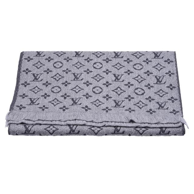 LV LOUIS VUITTON路易威登 M70932 經典 Monogram Classic 系列雙色立體織花羊毛針織圍巾 高階時尚品牌 LOUIS VUITTON 路易威登 推出的 M70932 系列雙色立體織花羊毛針織圍巾,以經典 Monogram 系列為設計靈感,結合雙色立體織花工藝,展現優雅與奢華風格。柔軟的羊毛質地與精緻的編織細節,完美融合時尚與實用,是秋冬穿搭的完美點綴。
