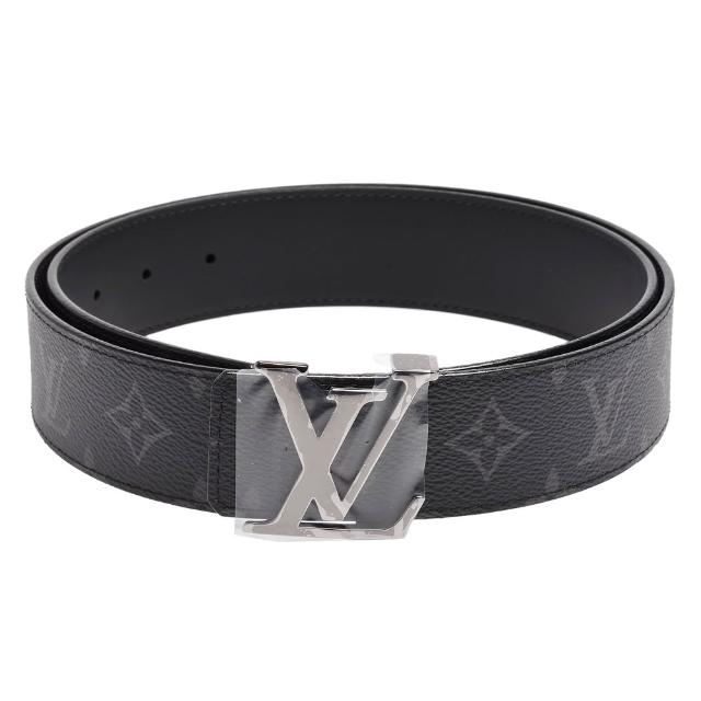 LV LOUIS VUITTON 路易威登 M9043U Initiales 40 經典花紋銀釦雙麵皮帶，全新未使用，黑色系設計，採用高質感牛皮與 Monogram 帆布材質，搭配金屬釦飾，適合男性日常穿搭，歐洲真品，附原廠防塵套與品控卡，是時尚與經典的完美結合。
