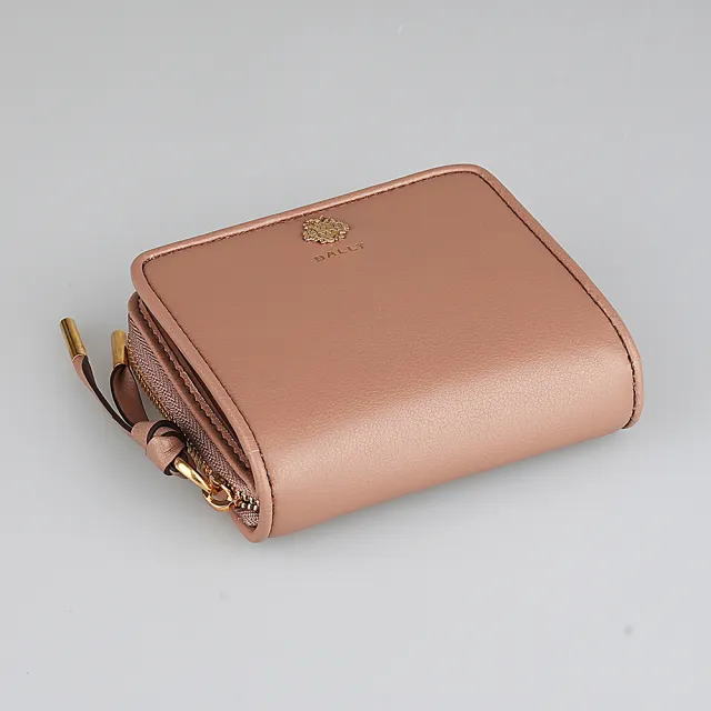 【BALLY】BALLY ESSENTIAL 學院風LOGO 小牛皮6卡釦式拉鍊對折短夾(奶油胡桃棕)