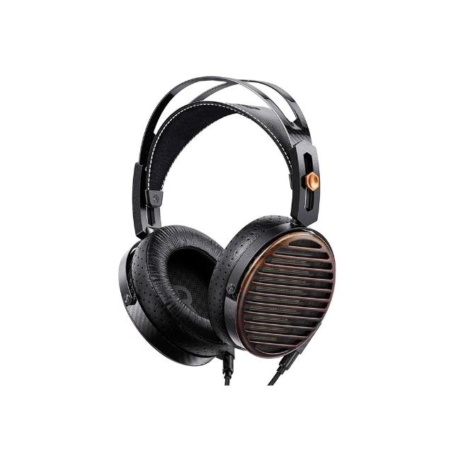FiiO FT7 FiiO FT7 是一款高階全尺寸開放式頭戴平板耳機,採用 106mm 大型平板振膜,提供 5Hz-40kHz 寬廣頻響範圍與 94dB 靈敏度,阻抗僅 25Ω,適合追求高解析音質的音樂愛好者。配備 4.4mm 平衡插頭與約 300cm 線材,重量約 427g(不含線材),黑色系設計舒適耐用,無麥克風與線控,適用通用作業系統,中國製造,一年保固。完美展現細膩音場與自然聲音,重現 Hi-Fi 級享受。