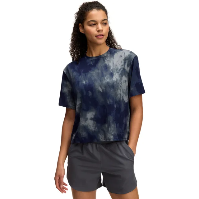 【UNDER ARMOUR】UA 女 Vanish Energy 印花短袖T-Shirt_1373974-411(藍黑色印花)