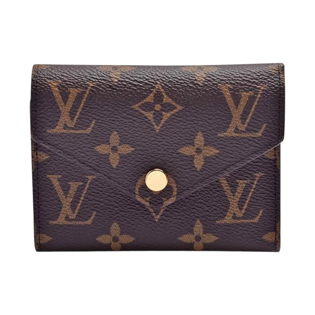 LV LOUIS VUITTON 路易威登 M41938 Victorine 系列經典 Monogram 原花三折暗釦短夾，紅色系設計，外層為高質感帆布，內層為柔韌牛皮，配備原廠防塵袋與包裝盒。尺寸為12x9x1cm，適合女性日常使用，擁有9個內夾層與1個內袋，精緻時尚，來自歐洲正貨。