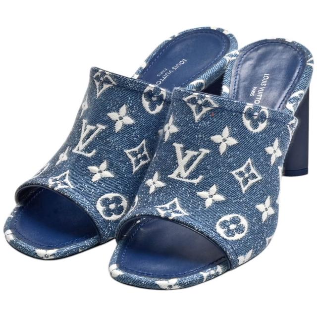 LV LOUIS VUITTON路易威登 1AD49U 經典 Monogram 花紋牛仔丹寧粗跟涼鞋 藍色 LOUIS VUITTON路易威登 1AD49U 經典 Monogram 花紋牛仔丹寧粗跟涼鞋,藍色系設計,適合女性穿著。商品為展示品,來自義大利製造,歐洲來源,參考尺寸為37。附原廠包裝盒與原廠防塵袋,材質為單寧,風格時尚且具品牌特色。