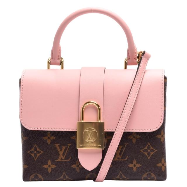 LV LOUIS VUITTON 路易威登 M44080 經典 LOCKY BB Monogram 帆布牛皮飾邊磁釦手提/斜揹包，採用高階帆布與牛皮飾邊設計，展現品牌經典風格。咖啡色系與粉紅色系選擇，適合不同場合搭配。內附原廠防塵套與說明書，背帶全長113cm，可手提或斜背使用。尺寸為長21cm、寬7.5cm、高15cm，提把高度8cm，輕便實用，內有1個內袋，適合日常攜帶。來自法國製造，歐洲來源，專為女性設計，釦式開口，無外部與內部夾層，無底珠，不支援A4檔案存放。
