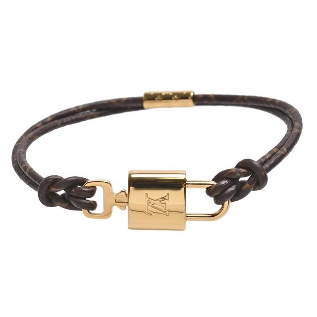 高階時尚品牌 LouisVuitton 路易威登 獨家設計的 M8058F 手鐲，採用經典 Twinlocks Monogram 印花帆布製成，精緻鎖頭造型展現品牌標誌性風格。內直徑長約 6 公分，適合日常佩戴，並附原廠防塵套與包裝盒，完美儲存與送禮選擇。