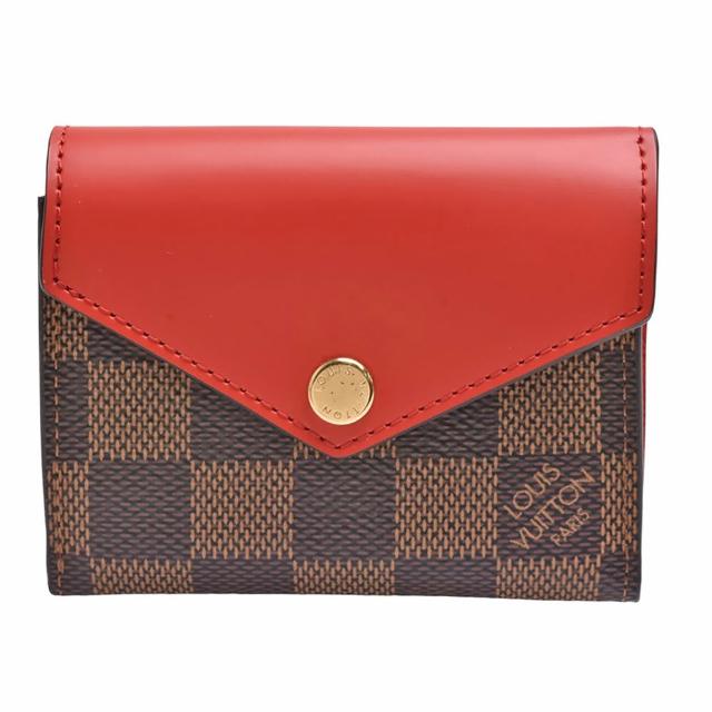 LV LOUIS VUITTON路易威登 N60166 經典 ZOÉ系列 Damier 帆布皮革拼接三折小短夾 全新 LOUIS VUITTON 路易威登 N60166 經典 ZOÉ系列三折短夾,採用 Damier 帆布與牛皮拼接設計,呈現高雅時尚風格。咖啡色系與紅色系雙色選擇,搭配釦式開口與5個內部夾層,適合日常攜帶與搭配各式穿搭。來自法國原廠,附原廠防塵套與包裝盒,為女性時尚配飾首選。