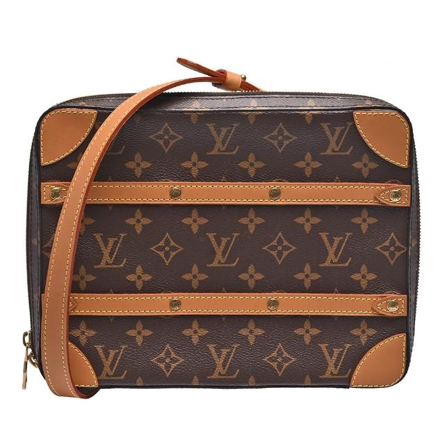 LV LOUIS VUITTON 路易威登 M68494 經典 SOFT TRUNK PM 系列 Monogram 帆布斜揹包，咖啡色系設計，外層為帆布與牛皮結合，內層為布面材質，配備原廠防塵套與吊牌。尺寸為長26cm、寬4.5cm、高20cm，背帶全長約114cm（可調整），適合女性日常使用，無外部與內部夾層，僅有3個內袋，底珠無，不支援A4尺寸放置。來自法國製造，為歐洲原裝進口商品。