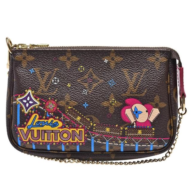 這款 LV LOUIS VUITTON M69752 經典 MINI POCHETTE ACCESSOIRES 吉祥物遊樂場玩樂拉鍊迷你手提包，以咖啡色系為主，採用高品質牛皮與帆布製作，外觀設計充滿童趣與趣味性，適合日常搭配。商品為全新狀態，附原廠防塵袋與原廠包裝盒，尺寸為長15.5cm、寬3cm、高10.5cm，提把高度為鍊帶全長28cm（不可調整），背帶長度為0。來自法國製造，適合女性使用，拉鍊式開口設計，內部無夾層，外觀簡潔實用。