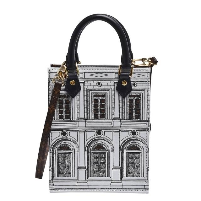 LV LOUIS VUITTON路易威登 M80991 特別版經典 PETIT SAC PLAT 系列帆布手提/斜背包 LV LOUIS VUITTON 路易威登 M80991 特別版經典 PETIT SAC PLAT 系列帆布手提斜揹包,採用高品質牛皮與帆布材質打造,白色系與咖啡色系可選,適合女性日常使用。此款為兩用設計,可作為手提包或斜揹包使用,配有原廠防塵套與背帶,尺寸為長14cm、寬5cm、高17cm,提把高度6cm,背帶全長111cm。來自西班牙製造,為歐洲來源商品,輕便實用,兼具時尚與經典風格。