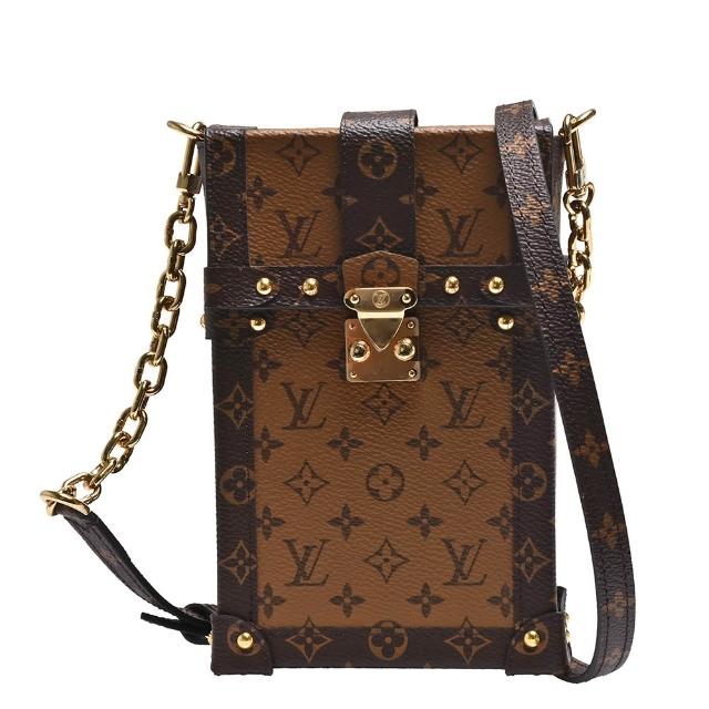 LV LOUIS VUITTON 路易威登 M67873 VERTICAL TRUNK POCHETTE 經典 Reverse 帆布硬殼斜揹包，採用高質感咖啡色系牛皮與帆布製成，簡約設計適合日常搭配。配有原廠防塵袋與包裝盒，背帶全長約96cm，輕便實用，為男性時尚通勤增添品味。