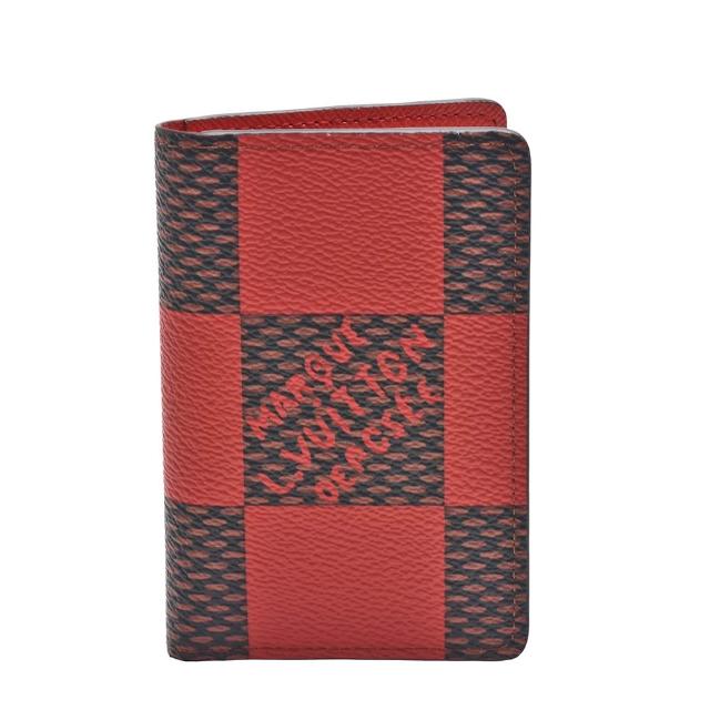 全新 LOUIS VUITTON 路易威登 N40614 經典 Damier Pop 帆布印花對折名片夾，紅色系設計，外層為高質感帆布，內層為牛皮材質，採掀開式開口，內有8個夾層，附原廠防塵袋與包裝盒，法國製造，適合歐洲進口，女性日常使用非常時尚與實用。