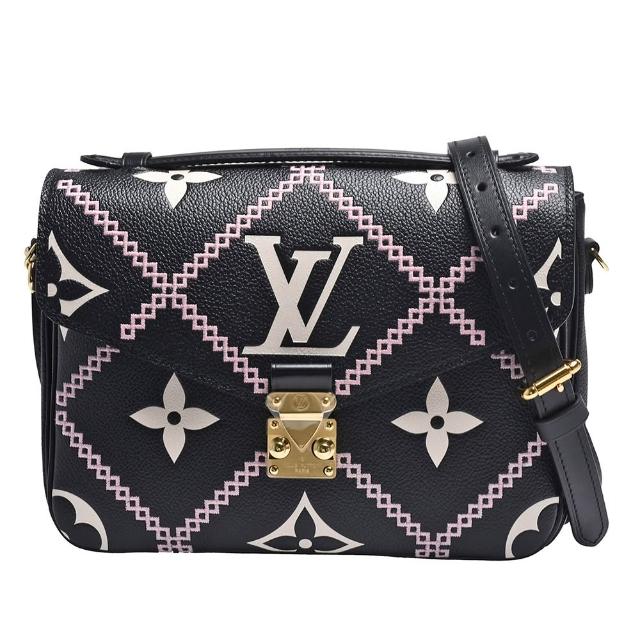 這款LV LOUIS VUITTON M46028 POCHETTE METIS 系列經典 Empreinte 皮革手提斜背郵差包，以黑色牛皮打造，展現路易威登經典設計與高階工藝。兩用設計，可手提或斜背，配有可拆式背帶，長度可調整，適合日常出勤與輕便出遊。內裡為布面材質，設有3個內部夾層，方便收納隨身物品。來自法國製造，為女性設計，釦式開口，簡約時尚，是時尚與實用兼具的精品包款。