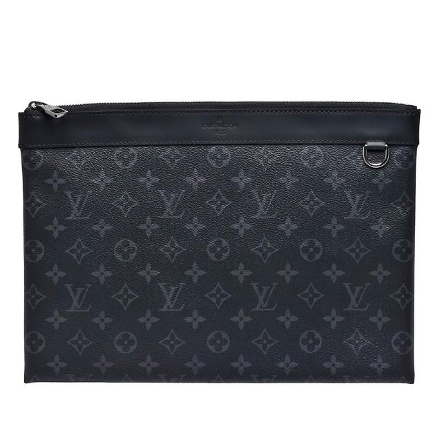 LV LOUIS VUITTON 路易威登 M62291 DISCOVERY POCHETTE Eclipse 手拿包，黑色與咖啡色系選擇，外層為帆布與牛皮飾邊設計，內層為布面材質，配備原廠防塵套。尺寸為長33cm、高24cm，適合日常攜帶，男款設計簡約時尚，拉鍊式開口，內有1個內袋，無背帶與提把，法國製造，來自歐洲。
