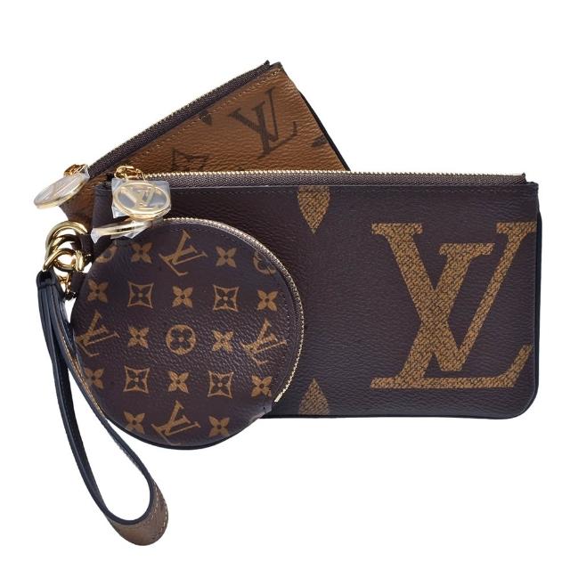 LV LOUIS VUITTON路易威登 M68756 TRIO 系列經典 Monogram 帆布印花三合一拉鍊收納袋 LV路易威登M68756 Trio系列經典Monogram帆布印花三合一拉鍊收納袋,採用高品質牛皮與帆布材質製成,呈現優雅咖啡色系設計。內層為布面材質,搭配原廠防塵袋與品控卡,為女性時尚配飾增添高階感與實用性。