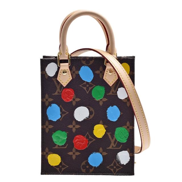 LV 路易威登 M81867 聯名 YK PETIT SAC PLAT 系列咖啡色經典 Monogram 帆布兩用斜揹包，採用高質感牛皮與帆布材質，搭配開放式開口設計，內附1個內袋，適合日常出門使用。附原廠防塵袋與包裝盒，法國製造，歐洲來源，女性設計，背帶全長約105cm，提把高度6cm，輕便實用。