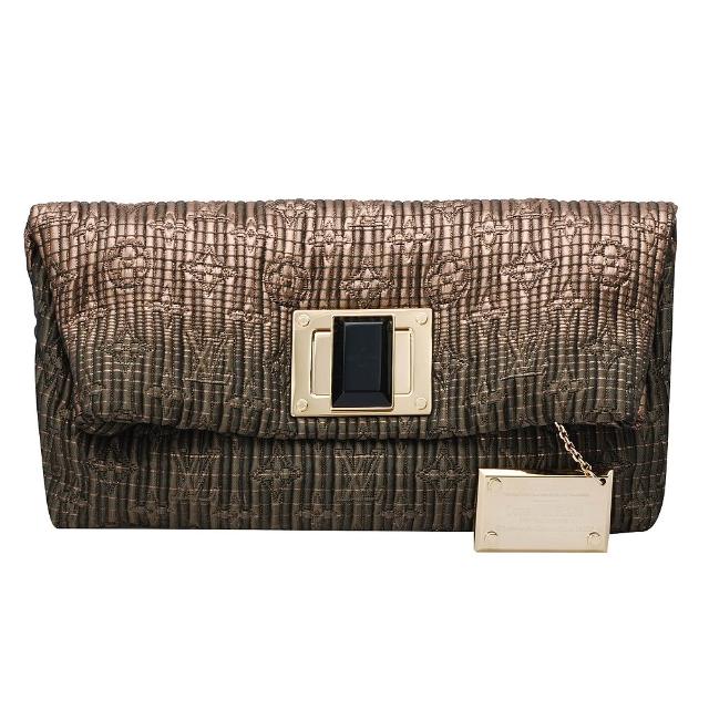 LV 路易威登 M93491 Altaïr 手拿晚宴包，以手工刺繡與夾棉布製成，搭配金屬方釦設計，展現經典歐系精品風格。鈦色與條紋圖案完美融合，為女性提供高雅時尚的晚宴包選擇，適合日常與場合使用，展現優雅品味。