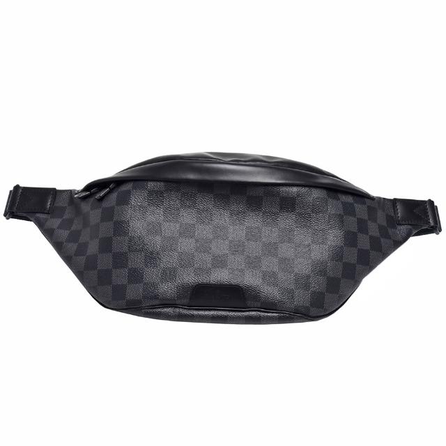 LV LOUIS VUITTON路易威登 N40187 Discovery DamierGraphite 帆布牛皮飾邊斜背/腰包 高階時尚品牌LOUIS VUITTON路易威登推出的N40187 Discovery DamierGraphite腰包,以黑色系為主色,外層採用高品質牛皮與帆布材質,經典DamierGraphite圖案展現品牌特色。配有原廠防塵套與原廠包裝盒,尺寸為上長45 cm X 下長22 cm X 寬9 cm X 高20 cm,背帶可調長90cm,適合男性日常搭配使用,拉鍊式開口設計方便取用,內外皆無夾層,簡潔實用。